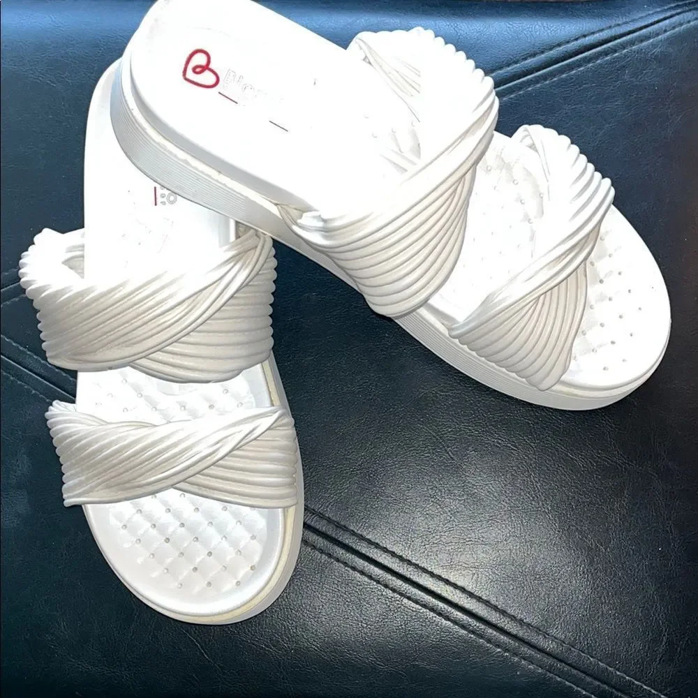 EXCELLENT CONDITION WOMEN’S 8.5 BLONDo WHITE WATERPROOF CADEE SANDALS/SLIDES